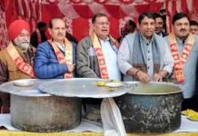 मकर संक्रांति पर लगे भंडारे में श्रद्धालुओं ने चखा खिचड़ी प्रसाद