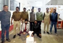 बिना लाइसेंस शराब परोसने वाले रेस्टोरेंट पर छापा, मैनेजर समेत 2 गिरफ्तार