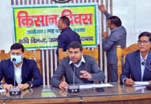 सड़कों की मरम्मत समेत किसानों की सामूहिक शिकायत कराए निस्तारित: डीएम