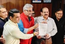 धरातल पर उतरा प्रोजेक्ट: यमुना प्राधिकरण के सीईओ डॉ. अरुणवीर सिंह ने बोनी कपूर को फिल्म सिटी के लिए आवंटित 230 एकड़ जमीन का कब्जा पत्र सौंपा