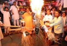 पावन चिंतन धारा आश्रम ने पहलगाम आतंकी हमले के खिलाफ उठाई आवाज, पाकिस्तान का पुतला फूंक कर किया आक्रोश प्रदर्शन