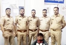 आबकारी विभाग का रात्रि ऑपरेशन: दो तस्कर गिरफ्तार, दर्जनों पव्वे अवैध शराब बरामद