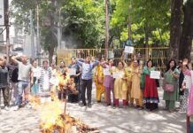 इस्लामिक आतंकवाद के खिलाफ हल्द्वानी में फूटा आक्रोश, एक समाज श्रेष्ठ समाज संस्था ने फूंका आतंकवाद का पुतला
