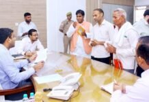DM Deepak Meena ने कार्यालय में की जनसुनवाई, नागरिकों की समस्याओं को गंभीरता से सुना