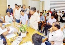 जन-आस्था का मंच बनी गाजियाबाद की जनसुनवाई, डीएम माँदड़ ने दिलाया भरोसा