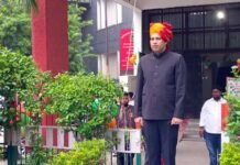 जिलाधिकारी रविन्द्र कुमार माँदड़ ने किया कलेक्ट्रेट पर ध्वजारोहण