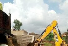 अवैध कॉलोनी काटने की फिराक में थे कॉलोनाइजर, ग्रेटर नोएडा प्राधिकरण ने की बड़ी कार्रवाई, ध्वस्त की प्लॉटिंग