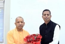 मुख्यमंत्री योगी आदित्यनाथ से कानपुर देहात के डीएम कपिल सिंह ने की मुलाकात, मुख्यमंत्री कार्यालय ने सोशल मीडिया पर पोस्ट डालकर दी जानकारी