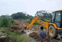 दुहाई व सीकरी खुर्द में 23 बीघा में फैली अवैध कॉलोनियों पर चला जीडीए का बुलडोजर