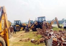 अवैध कॉलोनाइजरों पर चला यमुना प्राधिकरण का बुलडोजर