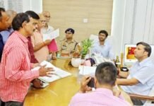 जिलाधिकारी रविन्द्र कुमार माँदड़ की जनसुनवाई में पहुंचे फरियादी