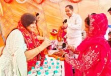 सेवा पखवाड़ा के अंतर्गत महापौर ने गरीब माताओं और बहनों को वितरित किए वस्त्र व बर्तन