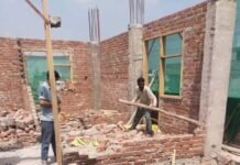 शालीमार गार्डन में अवैध चतुर्थ तल को जीडीए ने हथौड़ा चलवाकर ध्वस्त किया
