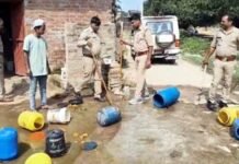 खुशबू की रानी महुआ अवैध शराब का धंधा हुआ बेनकाब, आबकारी विभाग की कार्यवाही से तस्करों की उड़ी रातों की नींद