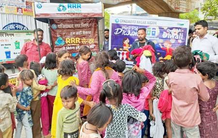 आरआरआर मुहिम के तहत नगर निगम ने स्लम इलाकों में मनाई दीपावली, जरूरतमंद बच्चों में बांटी खुशियां और गर्म कपड़े