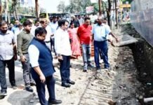 इंदिरापुरम क्षेत्र में विकास कार्यों का जायजा: नगर आयुक्त ने अधिकारियों और ठेकेदारों को दिए कड़े निर्देश