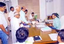 जनसुनवाई में जिलाधिकारी रविन्द्र कुमार माँदड़ ने सुनवाई के दौरान दिए सख्त निर्देश: हर शिकायत का गुणवत्तापूर्ण निस्तारण होगा