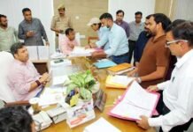 जनता की उम्मीदों पर खरे उतरेंगे अधिकारी, डीएम रविन्द्र कुमार माँदड़ का सख्त निर्देश