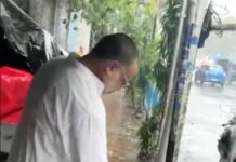 कोलकाता में बारिश के दौरान जनसेवक तरुण मिश्र का कर्तव्यपरायण प्रदर्शन, सफाई व्यवस्था में दिखाई मिसाल