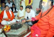 विधायक संजीव शर्मा और जिलाधिकारी रविन्द्र कुमार माँदड़ ने श्री दूधेश्वरनाथ मंदिर में की पूजा-अर्चना