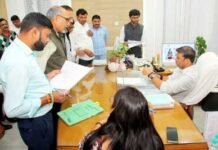 जनसुनवाई: जिलाधिकारी रविन्द्र कुमार माँदड़ की कार्यशैली से जनता अभिभूत