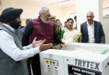 कैबिनेट वस्त्र मंत्री गिरिराज सिंह ने निट्रा में किया मिल्क्वीड फसल का निरीक्षण