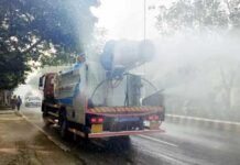 नगर निगम का प्रदूषण नियंत्रण अभियान: पानी की बौछार और धूल मुक्त सड़कों से वायु गुणवत्ता में सुधार का प्रयास
