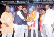 दवा व्यापारियों की समस्याओं के समाधान हेतु गाजियाबाद केमिस्ट एसोसिएशन ने उपमुख्यमंत्री को सौंपा ज्ञापन
