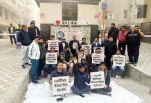 गाजियाबाद कि फॉर्च्यून रेजिडेंसी सोसायटी में डिफाल्टर सूची जारी नहीं होने पर निवासियों ने अध्यक्ष और सचिव के खिलाफ खोला मोर्चा
