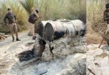 बलिया में अवैध शराब निर्माताओं पर नकेल, नदी किनारे मिली 1500 किलोग्राम लहन नष्ट