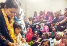 वृंदावन में इनरव्हील क्लब की सेवा से 102 महिलाओं को मिली सर्दी से राहत