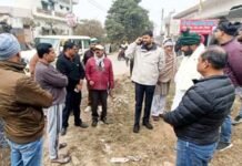 दुहाई-पतला-निवाड़ी मार्ग की बदहाल सड़कें देख दंग रह गए सीडीओ अभिनव गोपाल