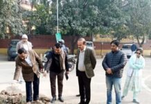 डेल्टा वन में दूषित जलापूर्ति की शिकायत पर एसीइओ सुनील कुमार सिंह ने लिया जायजा