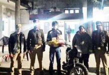 रात के अंधेरे में शराब तस्करी कर रहे तस्कर को आबकारी विभाग की टीम ने दबोचा