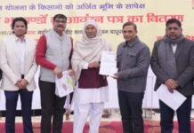 मधुबन-बापूधाम में किसानों की भीड़, 762 भूखंडों के आवंटन पत्र वितरित