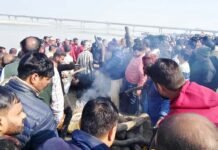 नम आंखों के बीच सरयू तट पर सरोज तिवारी का अंतिम संस्कार