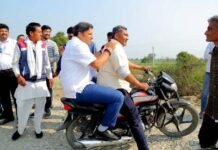 बाइक पर सवार होकर खेतों तक पहुंचे डीएम रविन्द्र कुमार मांदड़, जमीनी हकीकत जानने का अनोखा अंदाज