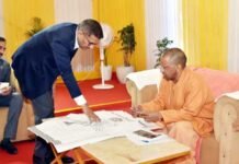 नोएडा पहुंचे CM योगी आदित्यनाथ ने कानून व्यवस्था और विकास कार्यों की समीक्षा की