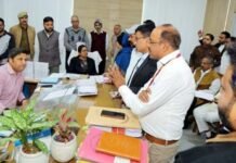 जनता दर्शन में डीएम का सख्त तेवर: अवैध कब्जों पर चलेगा बुलडोजर, लापरवाही पर नहीं मिलेगी छूट
