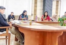 विकास कार्यों में न गुणवत्ता से समझौता होगा, न समयसीमा से: जिलाधिकारी