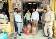 Ghaziabad में गैस की कालाबाजारी पर चला प्रशासन का डंडा, छापेमारी में छह सिलेंडर बरामद