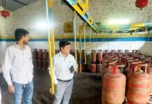 गाजियाबाद में गैस सिलेंडर की जमाखोरी पर चला प्रशासन का डंडा, अवैध भंडारण पर ताबड़तोड़ कार्रवाई से अवैध कारोबारियों में खलबली
