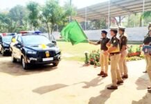 गाजियाबाद में आपातकालीन सेवाओं को नई रफ्तार, एसीपी ट्रैफिक रितेश त्रिपाठी ने दिखाई पांच पीआरवी इनोवा को हरी झंडी