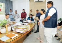 जनता दर्शन बना राहत का दरबार, डीएम रविन्द्र कुमार मॉंदड़ के सामने हर समस्या का हुआ समाधान