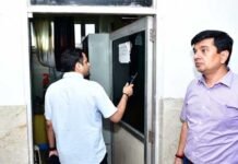 नगर निगम मुख्यालय में जन सूचना कार्यालय के दरवाजे पर ब्लैक फिल्म देख भड़के नगर आयुक्त विक्रमादित्य सिंह मलिक, तुरंत हटाने के दिए निर्देश
