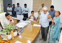 ‘साहब, अब आपका ही सहारा… ‘- फरियादी की पुकार पर पिघला प्रशासन, डीएम रविन्द्र कुमार माँदड़ ने दी त्वरित राहत