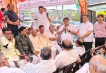हाउस टैक्स को लेकर चल रहा धरना समाप्त, अपर नगर आयुक्त अवनींद्र कुमार ने व्यापारियों से की सीधी वार्ता