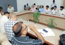 न्यूनतम मजदूरी से कम भुगतान करने वालों पर चलेगा प्रशासनिक चाबुक, उद्योगों को DM रविन्द्र कुमार मांदड़ का स्पष्ट अल्टीमेटम