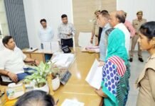 जनता दर्शन बना जनता की उम्मीद: DM रविन्द्र कुमार माँदड़ ने खुद सुनी समस्याएं, अफसरों को दिया समाधान का अल्टीमेटम