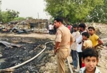 दमकल की फुर्ती से टली बड़ी त्रासदी, सादिक नगर की झुग्गियों में लगी आग पर समय रहते पाया काबू